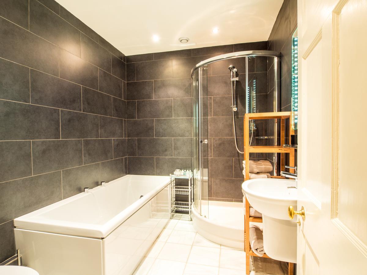 אדינבורו Six Brunton Place Guest House מראה חיצוני תמונה